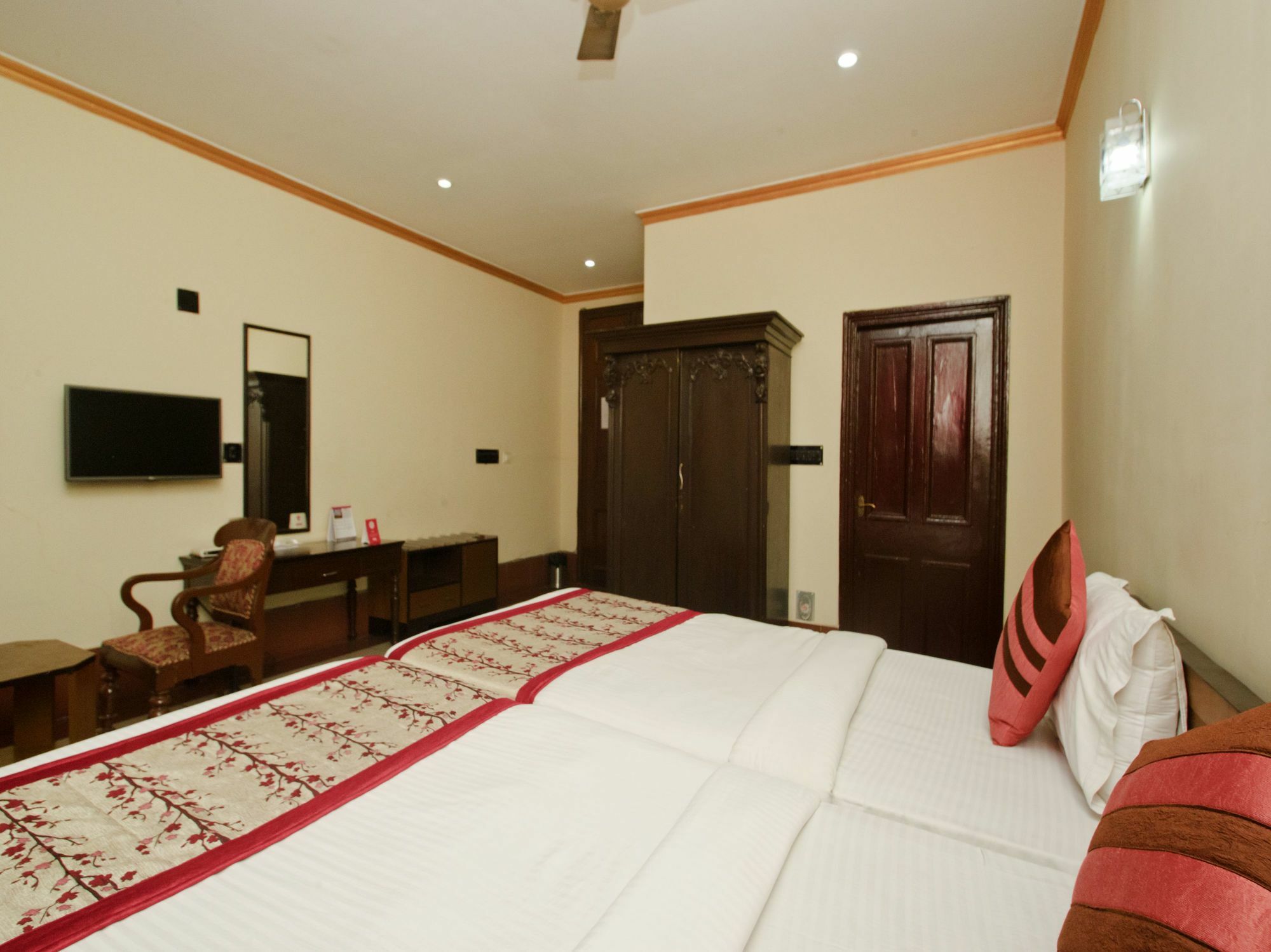 Oyo 5811 Seacom Inn Ymca Esplanade Калькутта Экстерьер фото