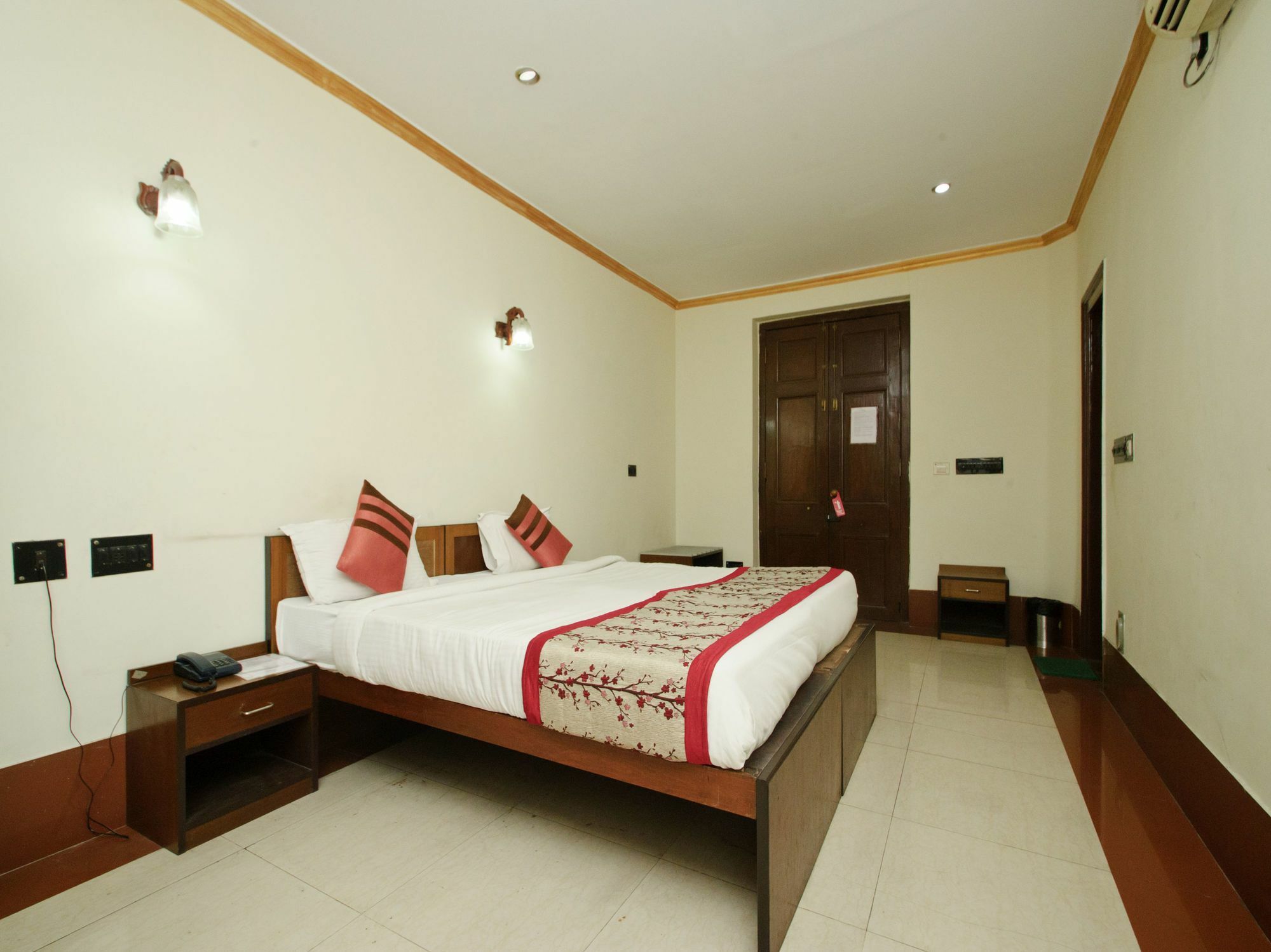 Oyo 5811 Seacom Inn Ymca Esplanade Калькутта Экстерьер фото